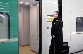 ep una mujer entrando al tren haramain conocido como el ave a la meca