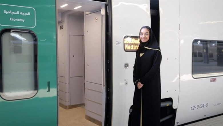 Una mujer entrando al tren Haramain, conocido como el 'AVE a la Meca' | RENFE ep una mujer entrando al tren haramain conocido como el ave a la meca