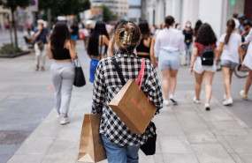 ep una mujer pasea con bolsas de firmas de moda por la gran via a 21 de junio de 2022 en madrid