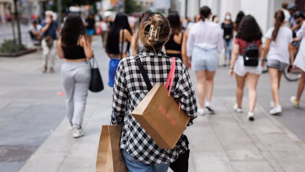 ep una mujer pasea con bolsas de firmas de moda por la gran via a 21 de junio de 2022 en madrid