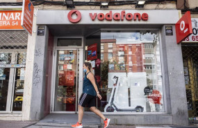 ep una persona pasa delante de una tienda de vodafone en madrid