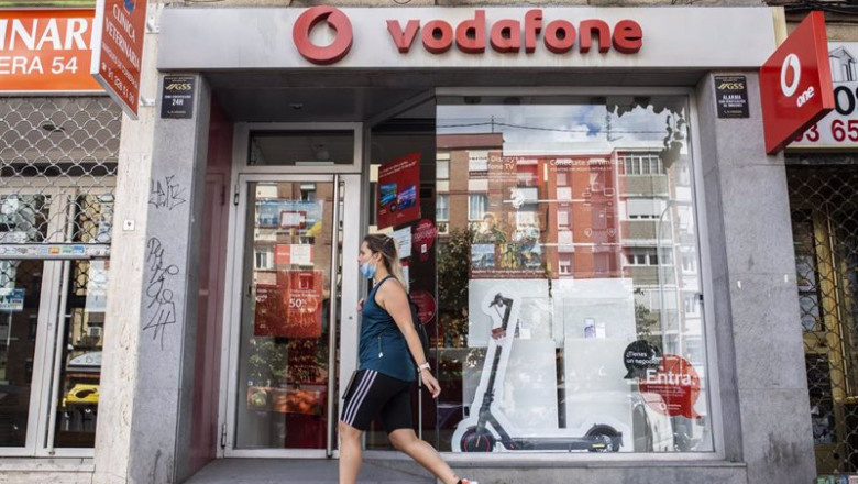 ep una persona pasa delante de una tienda de vodafone en madrid