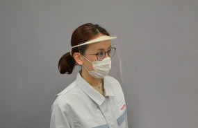 ep una trabajadora de toyota con un protector facial desarrollado por la compania