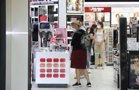 ep varias personas con mascarilla en una perfumeria abierta en el primer dia de la fase 1 en madrid