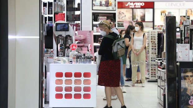 ep varias personas con mascarilla en una perfumeria abierta en el primer dia de la fase 1 en madrid