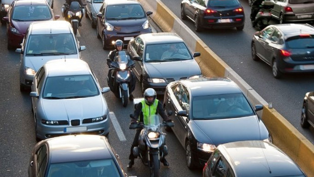 ep vehiculos en un atasco automoviles y motocicletas