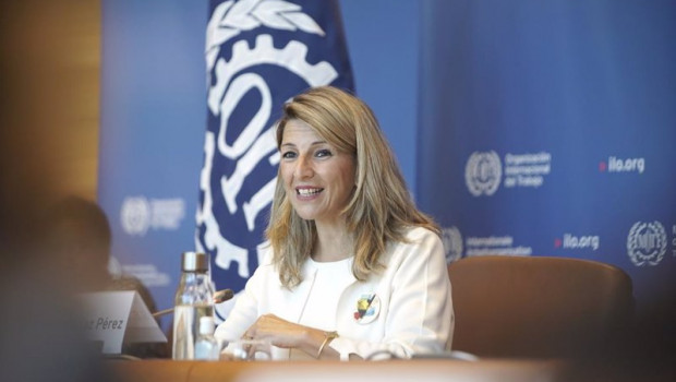 ep yolanda diaz y el director de la oit presentan en ginebra la guia para inclusion de las personas