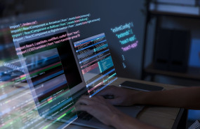 experiencia en programacion con una persona que trabaja con codigos en la computadora experiencia en programacion con una persona que trabaja con codigos en la computadora