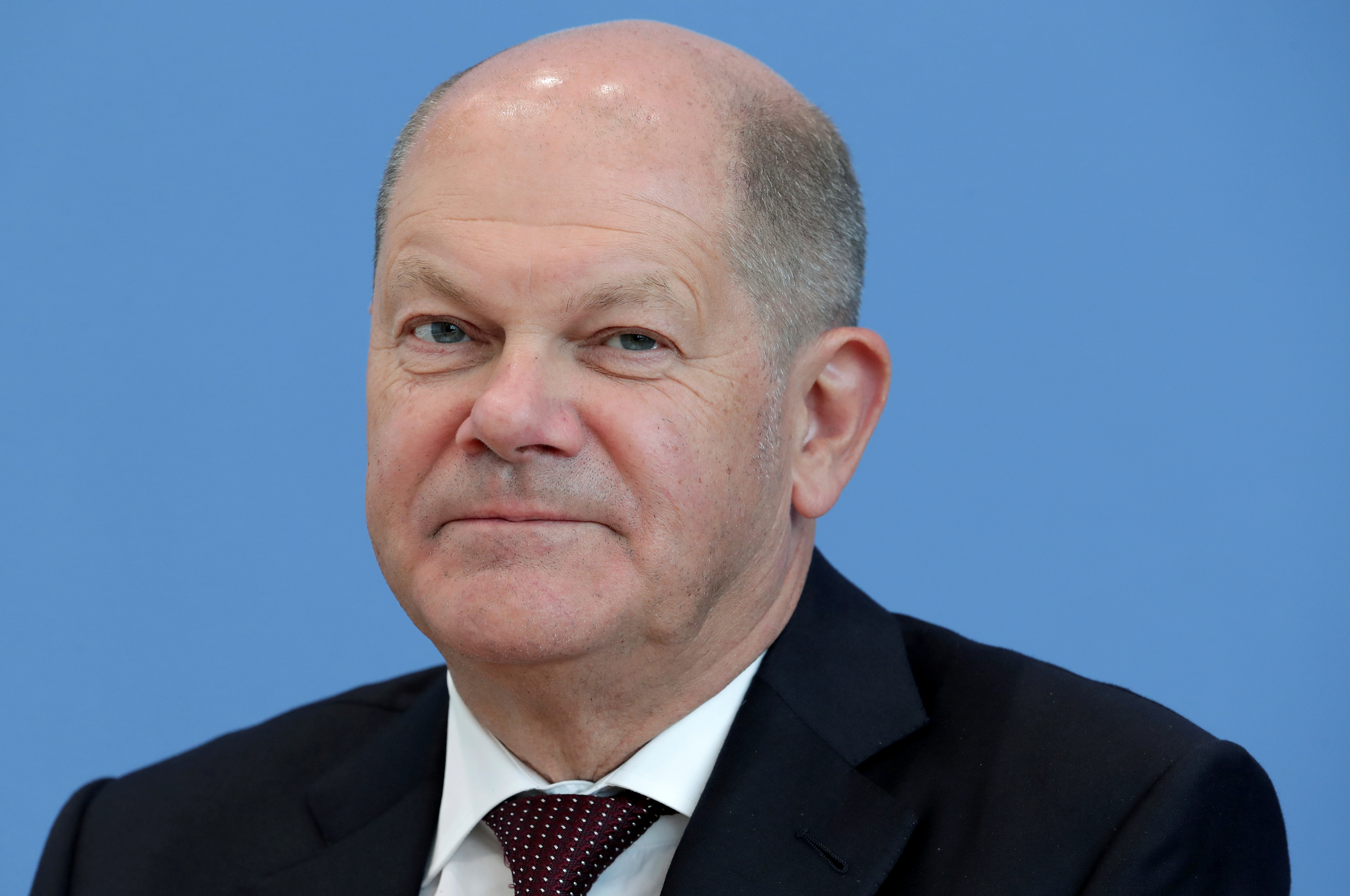 https://img6.s3wfg.com/web/img/images_uploaded/d/f/german-finance-minister-olaf-scholz-attends-a-news-conference-in-berlin.jpg