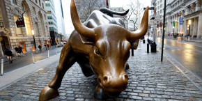 le taureau de wall street est visible dans le quartier financier de new york 