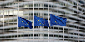 les drapeaux de l ue flottent devant le siege de la commission europeenne a bruxelles 20250519194406 