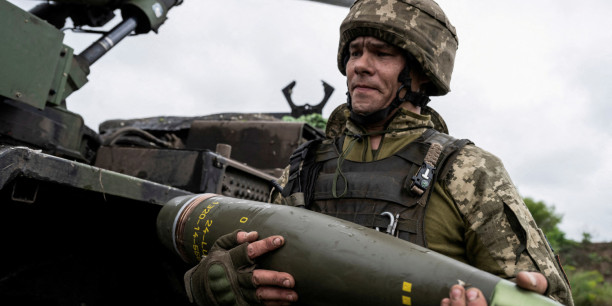 un militaire ukrainien porte un obus pour un obusier automoteur caesar avant de tirer en direction des troupes russes pres d avdiivka 20240304063729 