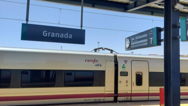 ep archivo   andenes en la estacion de granada