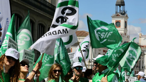 ep archivo   banderas de csif en una protesta organizada por el sindicato