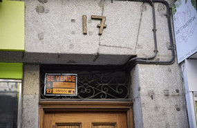 ep archivo   cartel de una vivienda en venta en el escaparate en el barrio de almagro