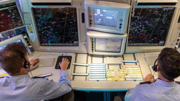 ep archivo   controladores militares en el centro de control de enaire en madrid