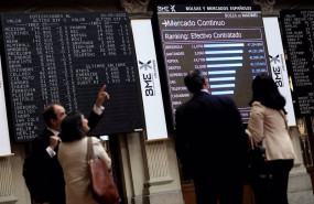 ep archivo   cuatro personas frente a un panel de valores del ibex 25 en el palacio de la bolsa a 30