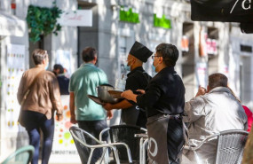 ep archivo   dos camareros de origen asiatico trabajando