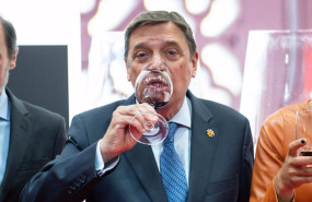 ep archivo el ministro de agricultura pesca y alimentacion luis planas bebe vino tinto en la ep archivo el ministro de agricultura pesca y alimentacion luis planas bebe vino tinto en la