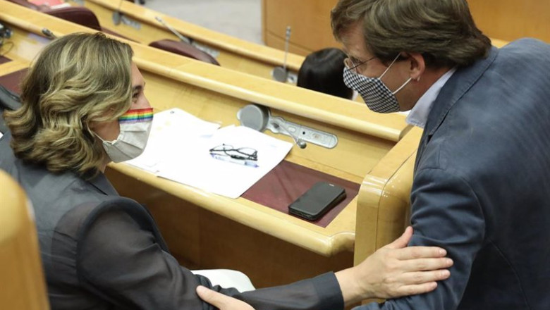 Archivo - La alcaldesa de Barcelona, Ada Colau, y el alcalde de Madrid, José Luis Martínez-Almeida, conversan durante la inauguración de la jornada ‘Cities 2030. Las ciudades españolas ante el reto de la neutralidad climática’, organizada por el Ministeri | Marta Fernández Jara - Europa Press - Archivo ep archivo la alcaldesa de barcelona ada colau y el alcalde de madrid jose luis martinez almeida