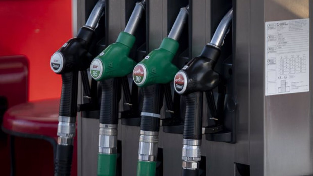 ep archivo   mangueras de combustible en una gasolinera
