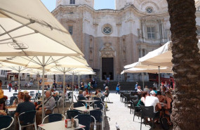 ep archivo   terrazas de bares en la plaza de la catedral de cadiz