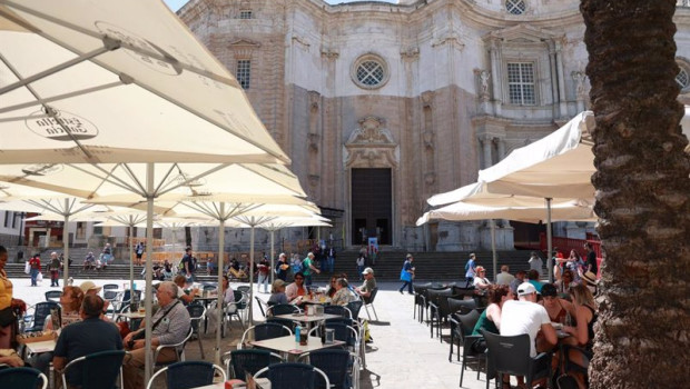 ep archivo   terrazas de bares en la plaza de la catedral de cadiz