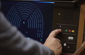 ep archivo   un miembro del hemiciclo vota durante una sesion plenaria en el congreso de los