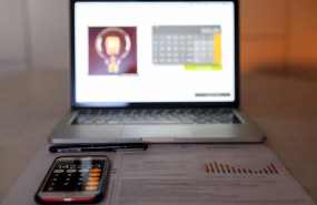 ep archivo   un ordenador portatil una calculadora y una factura de la luz a 3 de enero de 2022 en