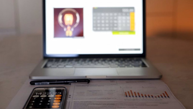 ep archivo   un ordenador portatil una calculadora y una factura de la luz a 3 de enero de 2022 en