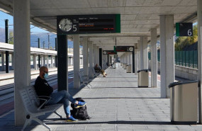 ep archivo   un pasajero espera en la estacion de tren adif de segovia