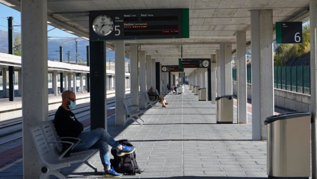 ep archivo   un pasajero espera en la estacion de tren adif de segovia