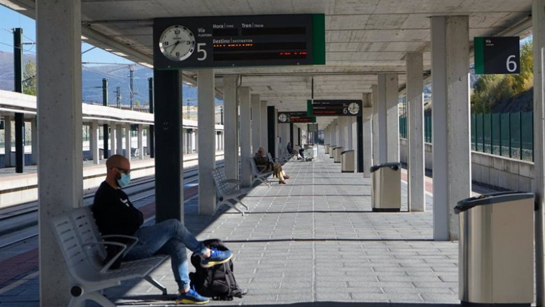 Archivo - Un pasajero espera en la estación de tren ADIF de Segovia, | Teresa Saez Gómez - Europa Press - Archivo ep archivo un pasajero espera en la estacion de tren adif de segovia