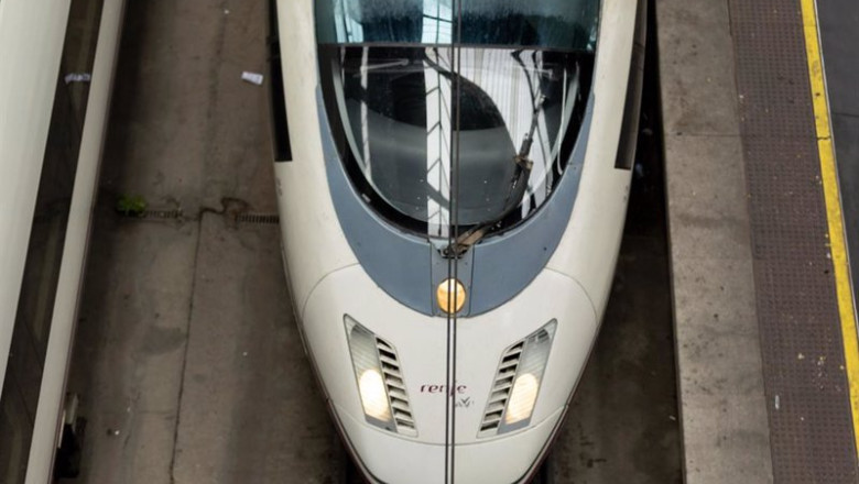 ep archivo un tren de renfe en las vias espera para salir en la estacion de atocha ep archivo un tren de renfe en las vias espera para salir en la estacion de atocha