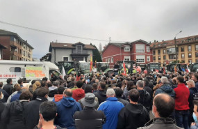 ep archivo   una concentracion de ganaderos por el bajo precio de la leche archivo