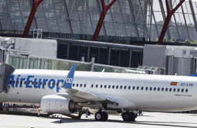 ep aviones de air europa en la pista de aterrizaje de la terminal t4 del aeropuerto madrid-barajas