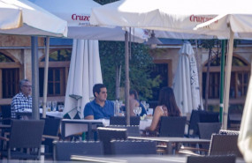 ep clientes en una terraza de un bar en madrid
