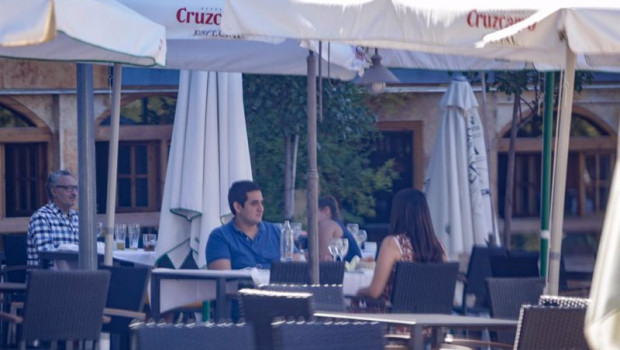 ep clientes en una terraza de un bar en madrid