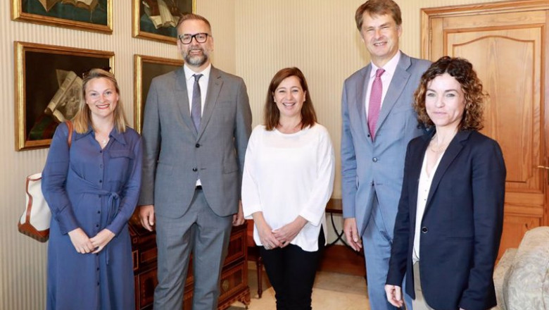 De derecha a izquierda, la vicecónsul del Reino Unido, Lucy Gorman, el cónsul, Lloyd Millen, la presidenta del Govern, Francina Armencon, el embajador, Hugh Elliot, y la consellera de Hacienda, Rosario Sánchez. | CAIB ep de derecha a izquierda la viceconsul del reino unido lucy gorman el consul lloyd millen la