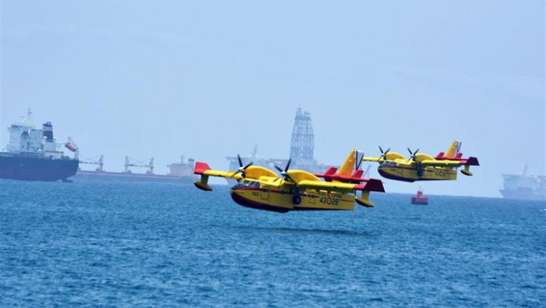 Dos hidroaviones, trabajan en las labores de extinción del incendio de la isla de Gran Canaria. | Europa Press - Europa Press ep dos hidroaviones trabajan en las labores de extincion del incendio de la isla de gran canaria