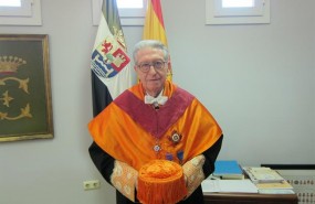 ep economista jaime gil alujainvestido doctor honoris causala uex