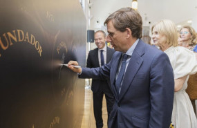 ep el alcalde de madrid con la alcaldesa de jerez como testigo firma en un panel de fundador en el ep el alcalde de madrid con la alcaldesa de jerez como testigo firma en un panel de fundador en el