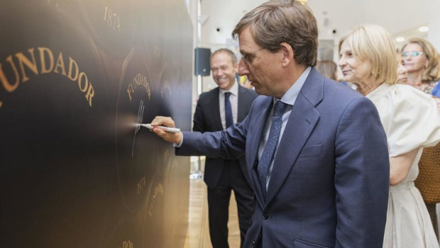 ep el alcalde de madrid con la alcaldesa de jerez como testigo firma en un panel de fundador en el ep el alcalde de madrid con la alcaldesa de jerez como testigo firma en un panel de fundador en el