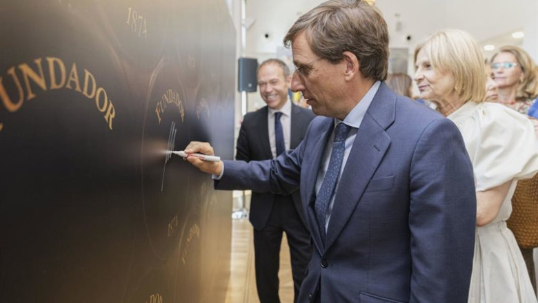 El alcalde de Madrid, con la alcaldesa de Jerez como testigo, firma en un panel de Fundador en el acto elebrado en Madrid. | AYUNTAMIENTO DE JEREZ ep el alcalde de madrid con la alcaldesa de jerez como testigo firma en un panel de fundador en el