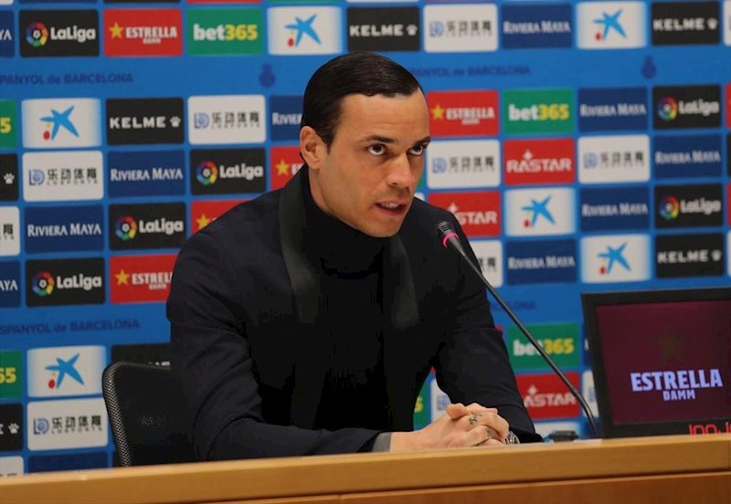 ep el nuevo jugador del rcd espanyol raul de tomas en su presentacion en el rcde stadium