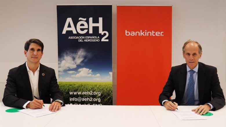 El presidente de AeH2, Javier Brey, y el director de la Organización Madrid Oeste de Bankinter, Ignacio Lozano, firmando el acuerdo por el que ambas entidades se comprometen a financiar proyectos de hidrógeno en empresas | BANKINTER ep el presidente de aeh2 javier brey y el director de la organizacion madrid oeste de bankinter