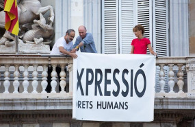 ep el presidente de la generalitat quim torra coloca una nueva pancarta en la fachada de la