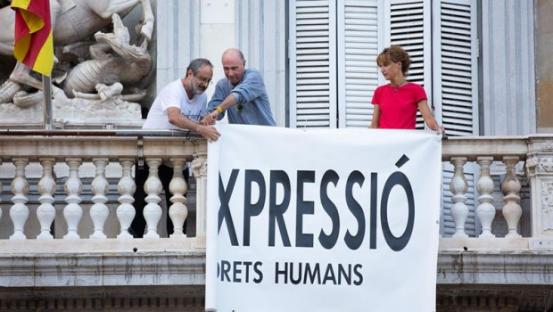 ep el presidente de la generalitat quim torra coloca una nueva pancarta en la fachada de la