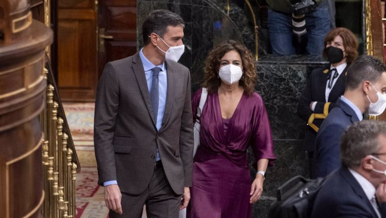 El presidente del Gobierno, Pedro Sánchez, y la ministra de Hacienda, María Jesús Montero, a su llegada a una sesión plenaria en el Congreso de los Diputados, a 3 de noviembre de 2021, en Madrid, (España). | Alberto Ortega - Europa Press ep el presidente del gobierno pedro sanchez y la ministra de hacienda maria jesus montero a su