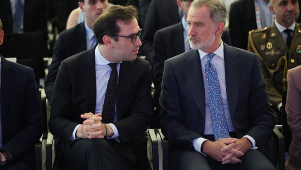 ep el vicepresidente primero y ministro de economia comercio y empresa carlos cuerpo i y el rey